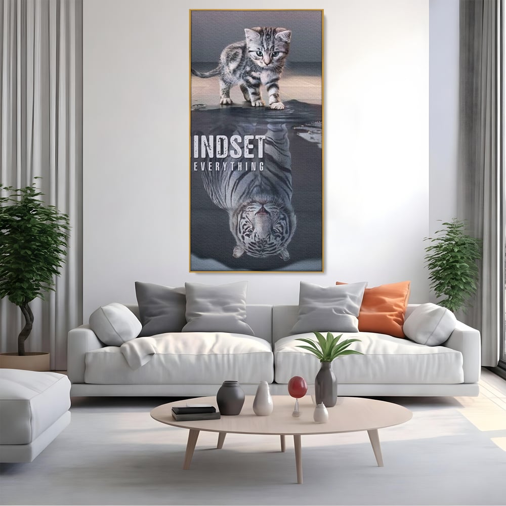 Tablou canvas cu tablou canvas cu pisoi si reflexie de tigru, in rama de aluminiu auriu, pe perete intr-un living